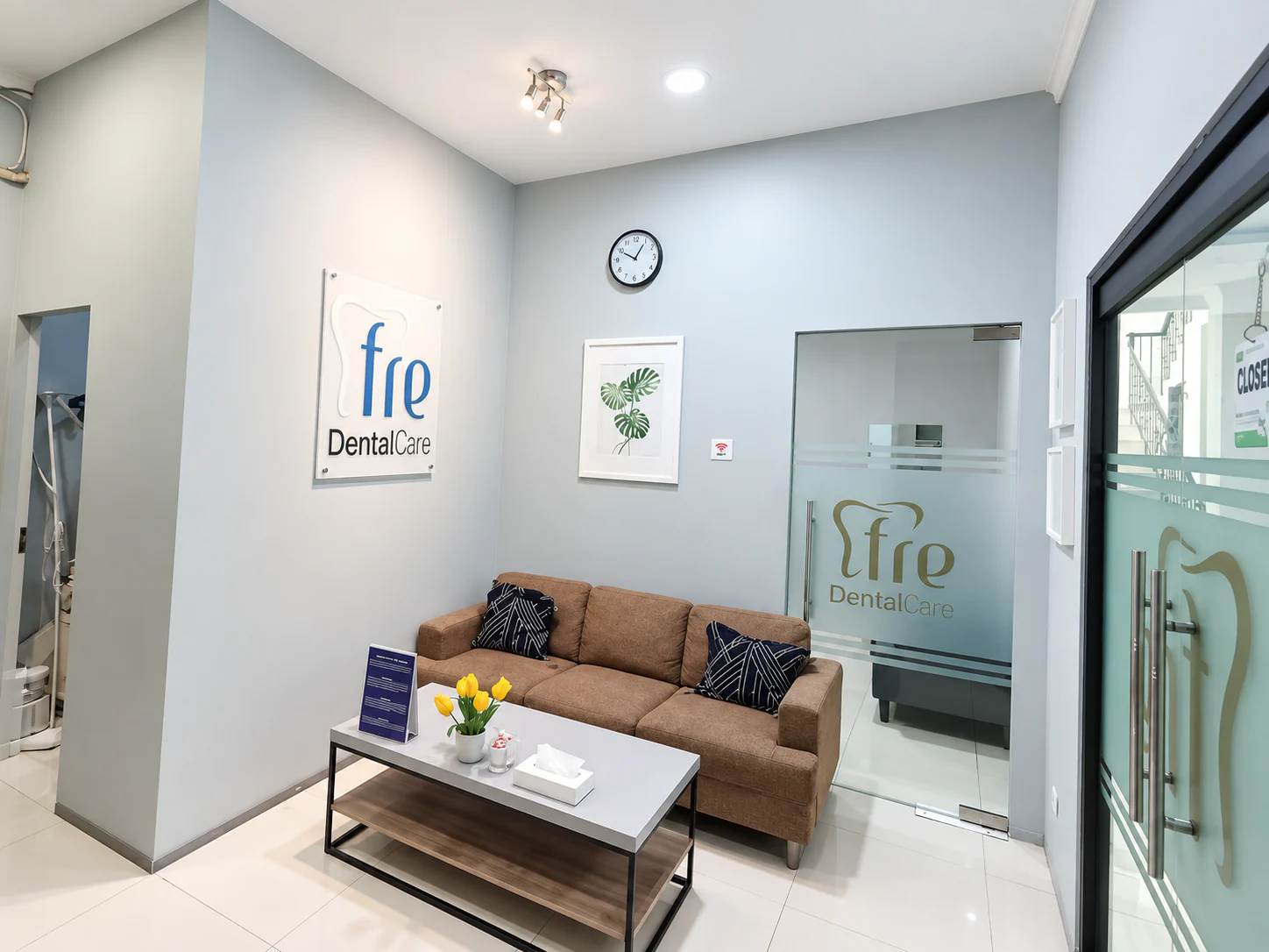 Visual area penerimaan Fre DentalCare berdasarkan foto fasilitas asli