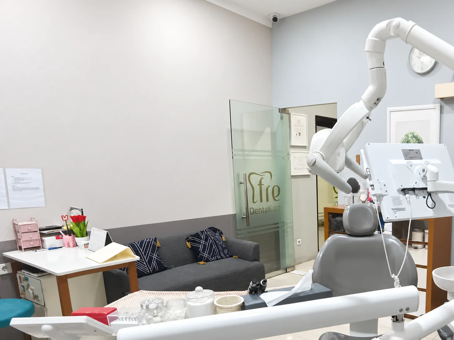 Visual peralatan dan area perawatan Fre DentalCare berdasarkan foto fasilitas asli