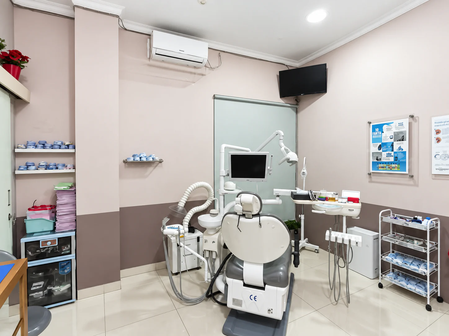 Visual ruang perawatan Fre DentalCare berdasarkan foto fasilitas asli