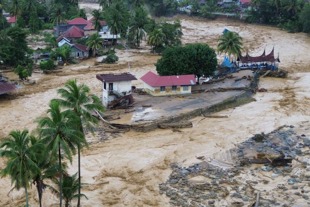 Banjir Sumatera Tewaskan 900 Orang, Krisis Kemanusiaan Memburuk Banjir Sumatera