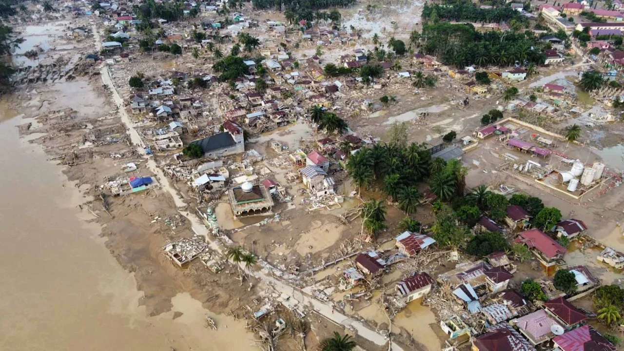 Banjir Sumatera Tewaskan 900 Orang, Krisis Kemanusiaan Memburuk Banjir Sumatera